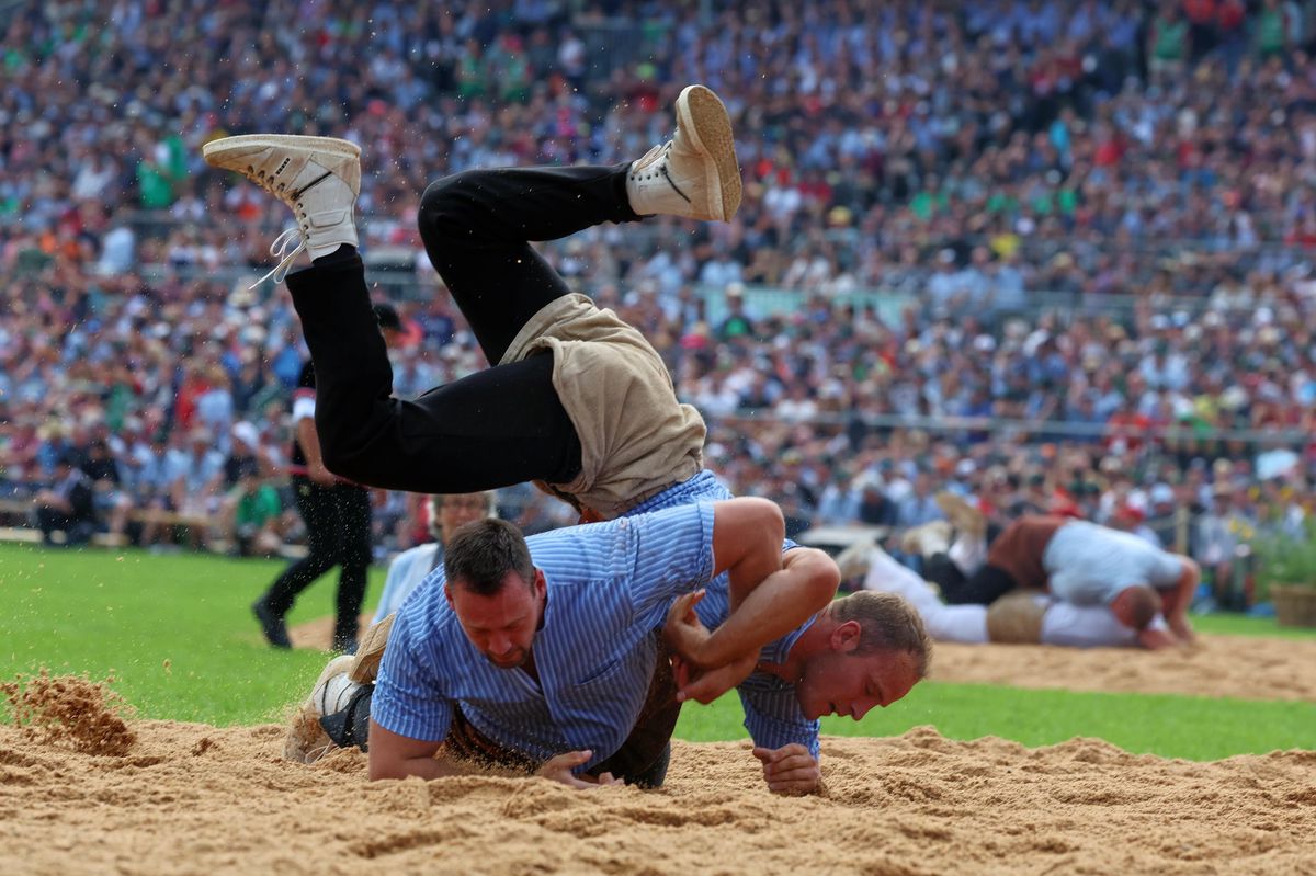 Plus de 50’000 spectateurs ont applaudi les passes des lutteurs dans l’arène de la Fête fédérale de lutte à Pratteln.