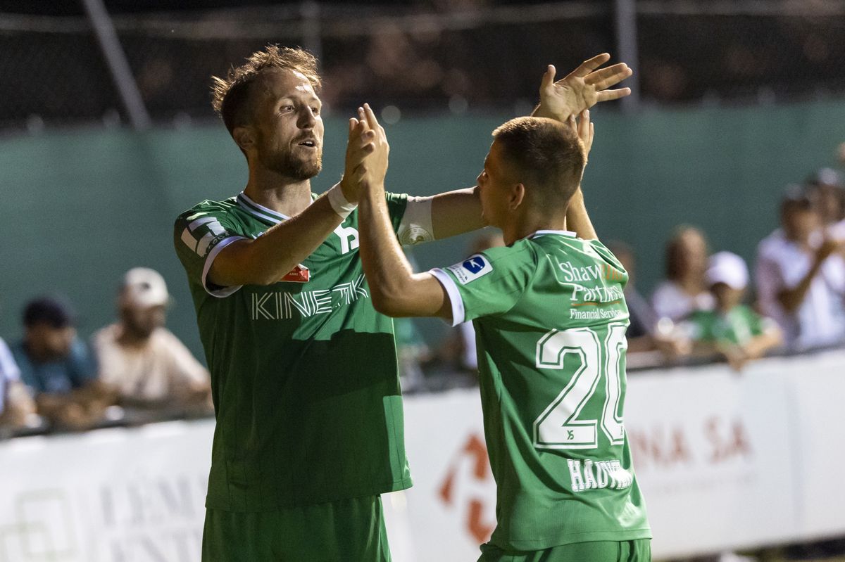 Anthony Sauthier (à droite) et Jesse Hautier (à gauche) de Yverdon Sport FC célèbrent un but lors du 1er tour de Coupe de Suisse contre le FC Dardania Lausanne, le 16 août 2024 au centre sportif de Chavannes.
