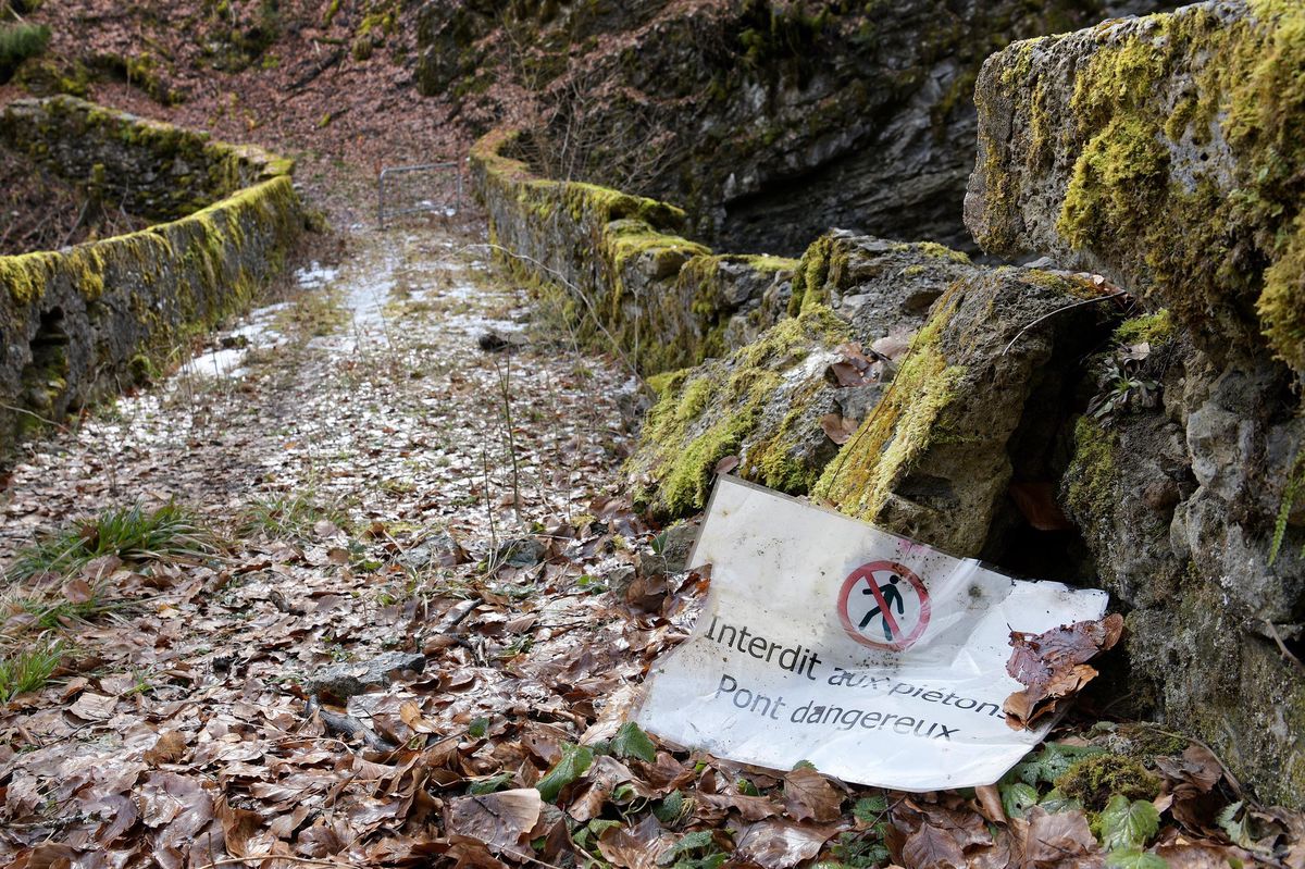 Affaibli par l’humidité et la végétation, le pont a dû être fermé au public.
