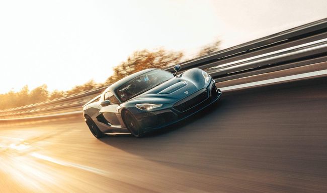 Der Rimac Nevera fährt auf der Strasse.