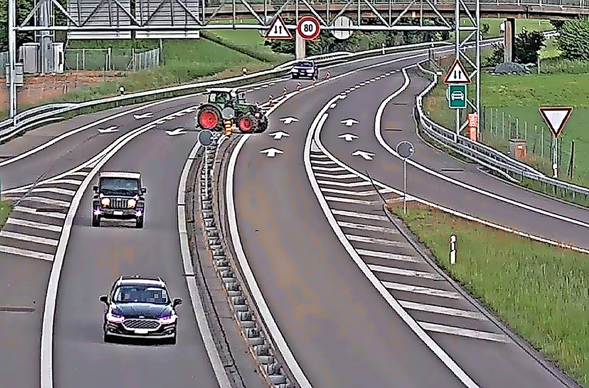 Gestohlener Traktor fährt als Geisterfahrer auf der A3 entgegen der Fahrtrichtung, umgeben von regulärem Gegenverkehr.