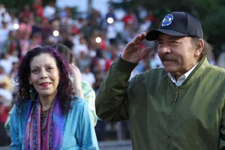 Daniel Ortega et Rosario Murillo saluent lors de leur arrivée à un défilé militaire à Managua pour le 44e anniversaire de l’Armée nicaraguayenne, au Square de la Révolution, le 5 septembre 2023.