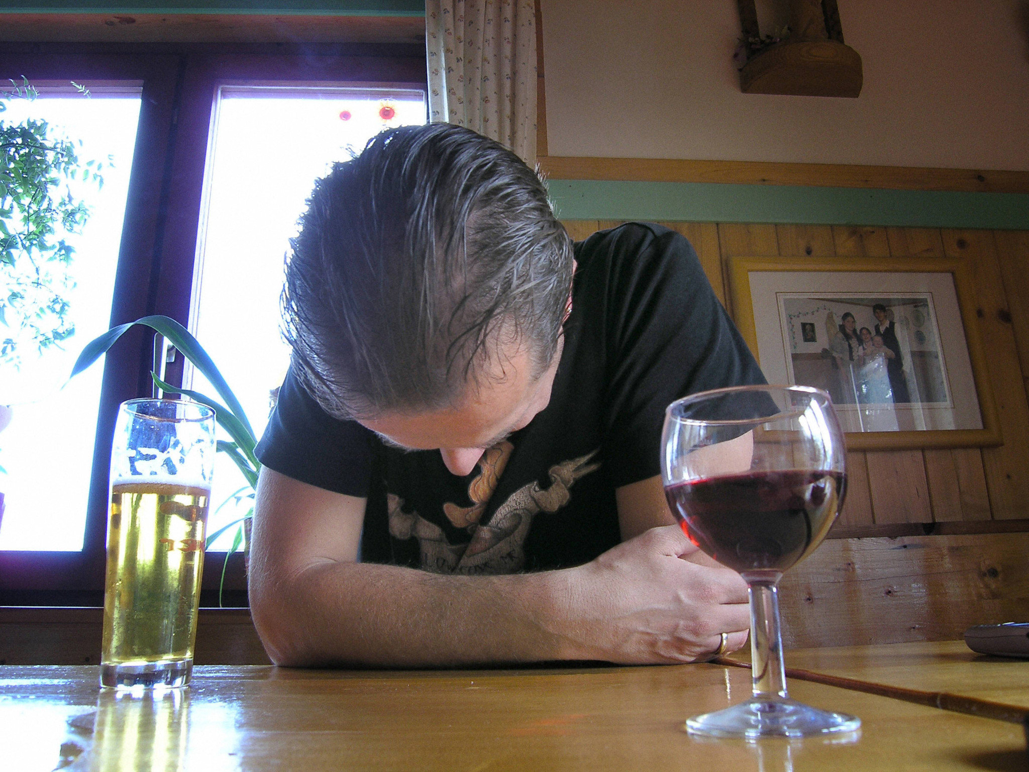 Valais: Hospitalisé de force après une chute au bar, il refuse de payer la facture