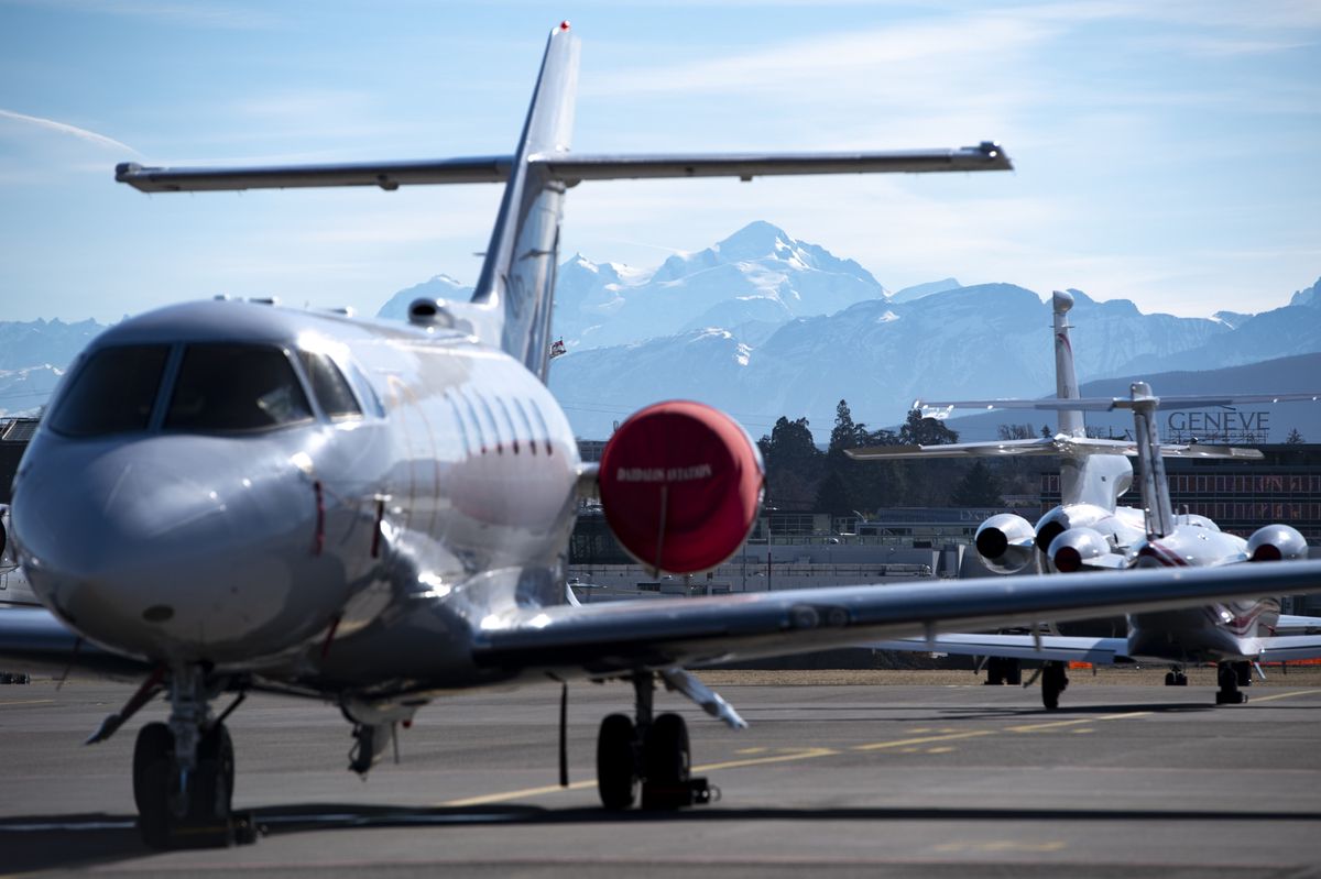 Un avion jet prive sur le tarmac et devant le Mont-Blanc ce lundi 24 fevrier 2020 a l'aeroport de Geneve. L'aeroport international de Geneve, couramment appele aeroport de Geneve-Cointrin fete ses 100 ans en 2020.(KEYSTONE/Laurent Gillieron)