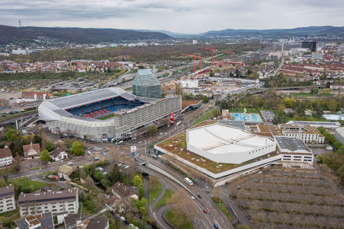 Parkplatzchaos-nahe-beim-Stadion-Muttenz-und-der-FCB-streiten-um-Parkplatzregime