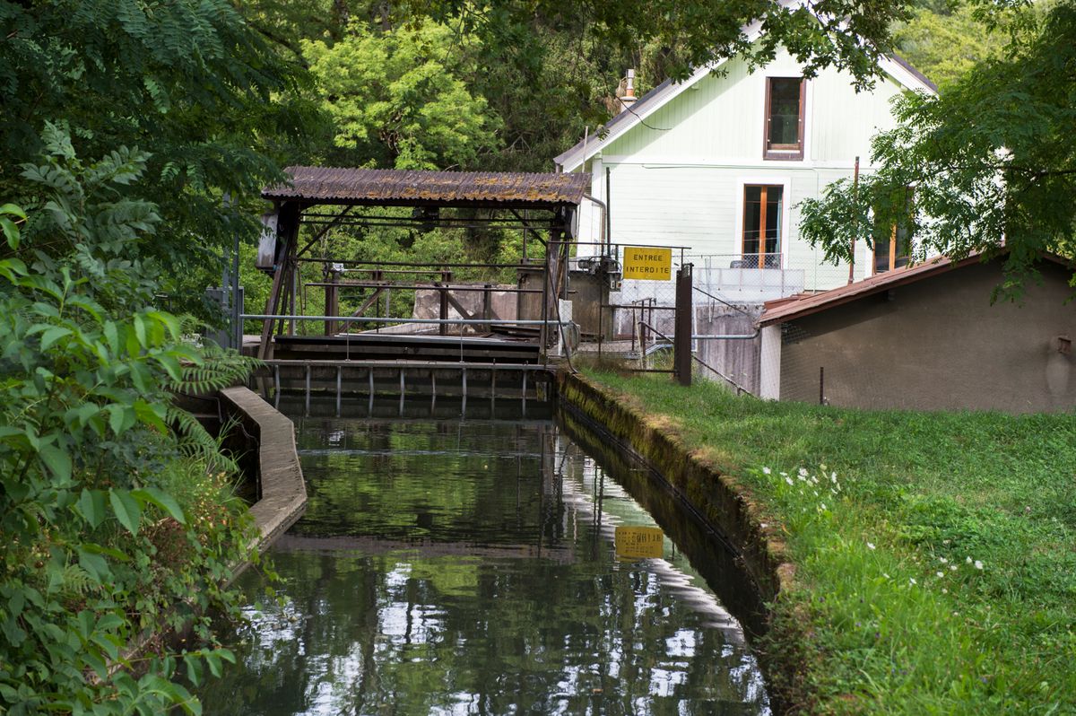 Le Conseil municipal de Versoix veut le renouvellement de la concession accordée à l’usine de production hydroélectrique Jean Estier SA, située à Richelien, alors que l’État souhaite le démantèlement de l’installation.