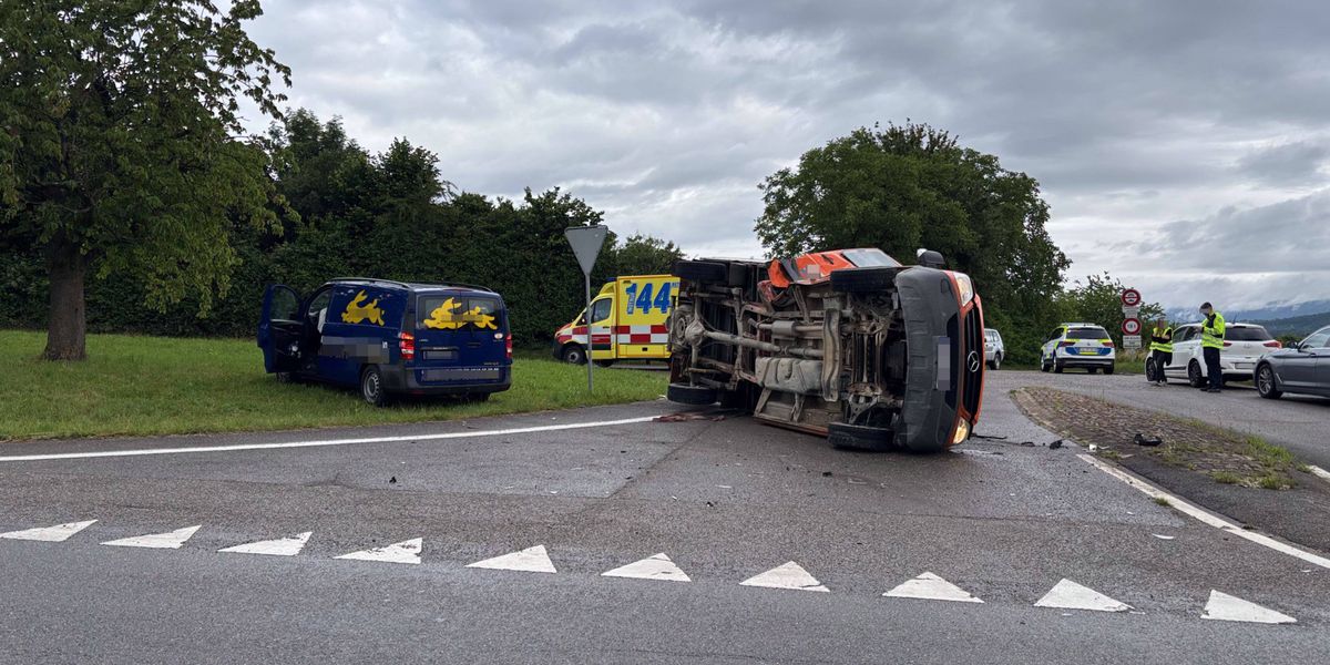 Unfall-in-Zeiningen-Lieferwagen-Fahrer-missachtet-Vortritt-anderer-Wagen-wird-ber-Verkehrsinsel-geschleudert