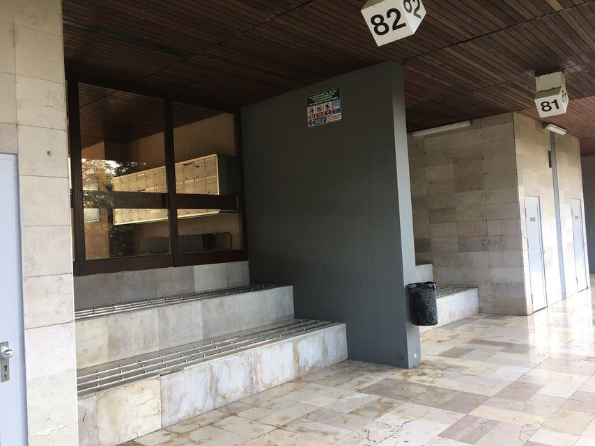 Les rangées de picots ont été installées en début de semaine au pied des allées 78 à 82 du Lignon, là où les jeunes du quartier ont pour habitude de se retrouver.