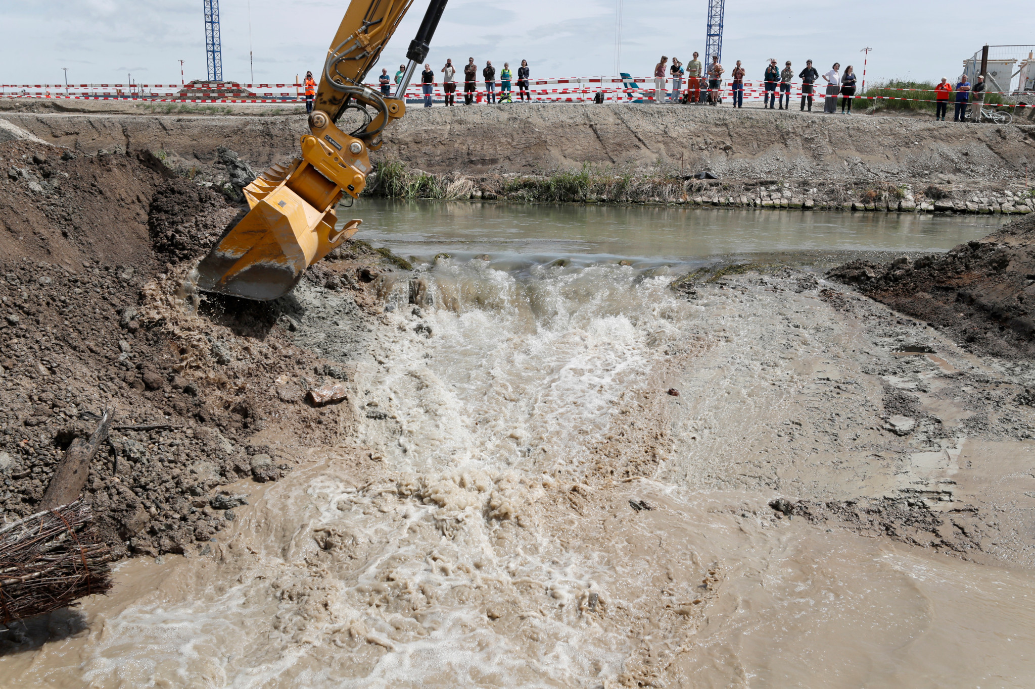 Flughafen renaturiert Glatt: Die Glatt nimmt ihr neues, kurvenreiches Flussbett in Beschlag