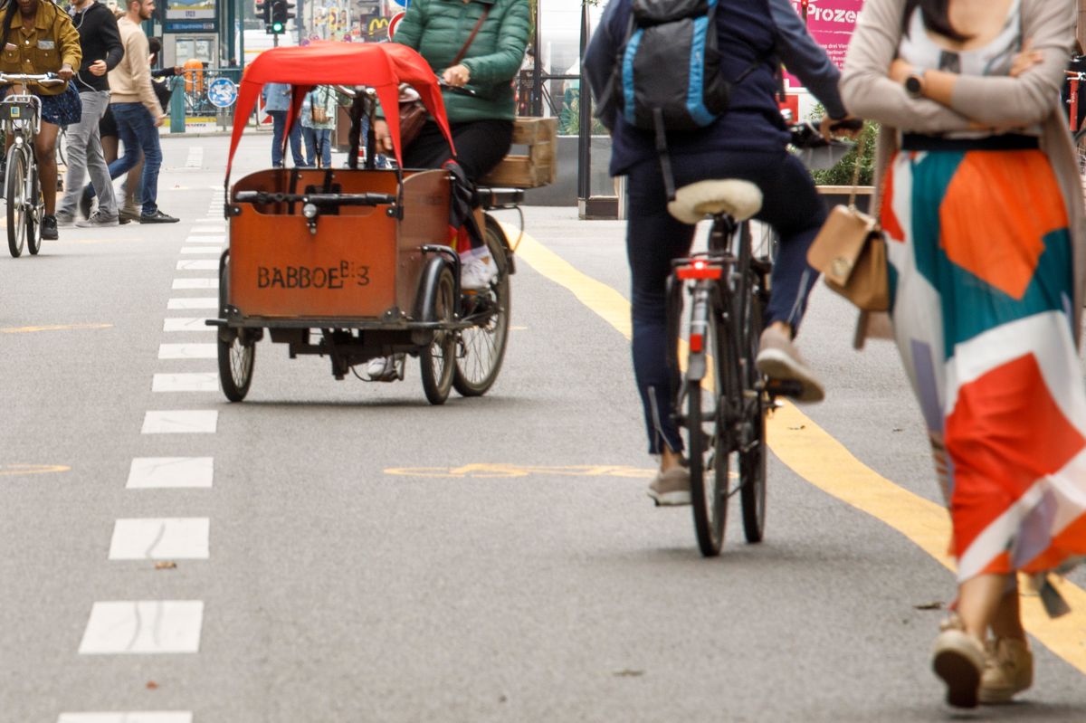 ARCHIV - 01.09.2021, Berlin: Fahrradfahrer fahren auf der Berliner Friedrichstraße auf dem autofreien Abschnitt. (zu dpa: «Niederlande: Ermittlungen gegen Lastenrad-Hersteller Babboe») Foto: Carsten Koall/dpa +++ dpa-Bildfunk +++ (KEYSTONE/DPA/Carsten Koall)