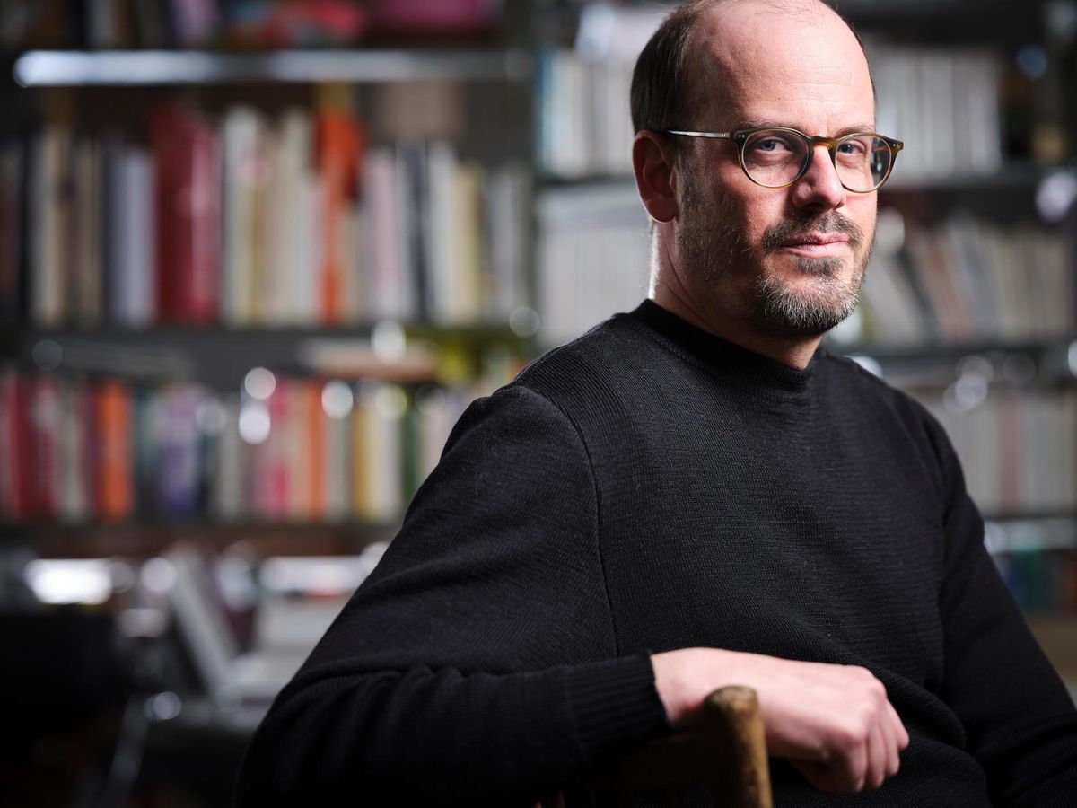 Le Neuchâtelois Patrick Ischer (ici chez lui) a su lier ses deux passions: la sociologie et les poids lourds.