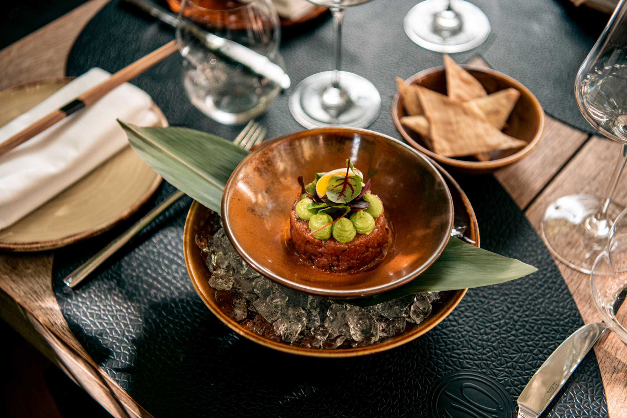 Tuna Tartar mit Avocado und Wachtelei im Restaurant TAO's am Freitag (28.7.2023) in Zürich. Foto: Thomas Egli