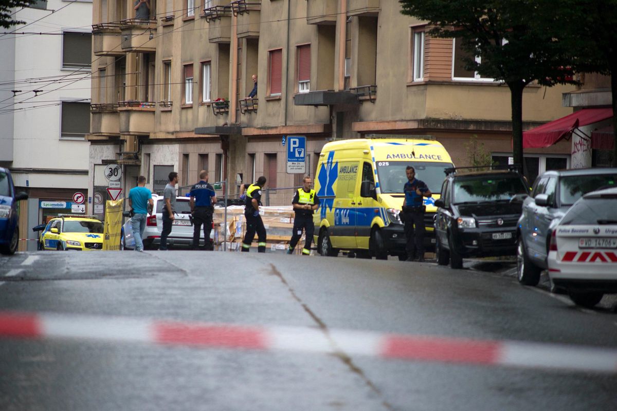 Lausanne, avenue Vinet, bloquée par la police pour des raisons de sécurité, avec plusieurs agents et une ambulance présents sur les lieux après des coups de feu. Photo prise le 29 juin 2017 par Patrick Martin de 24 Heures.