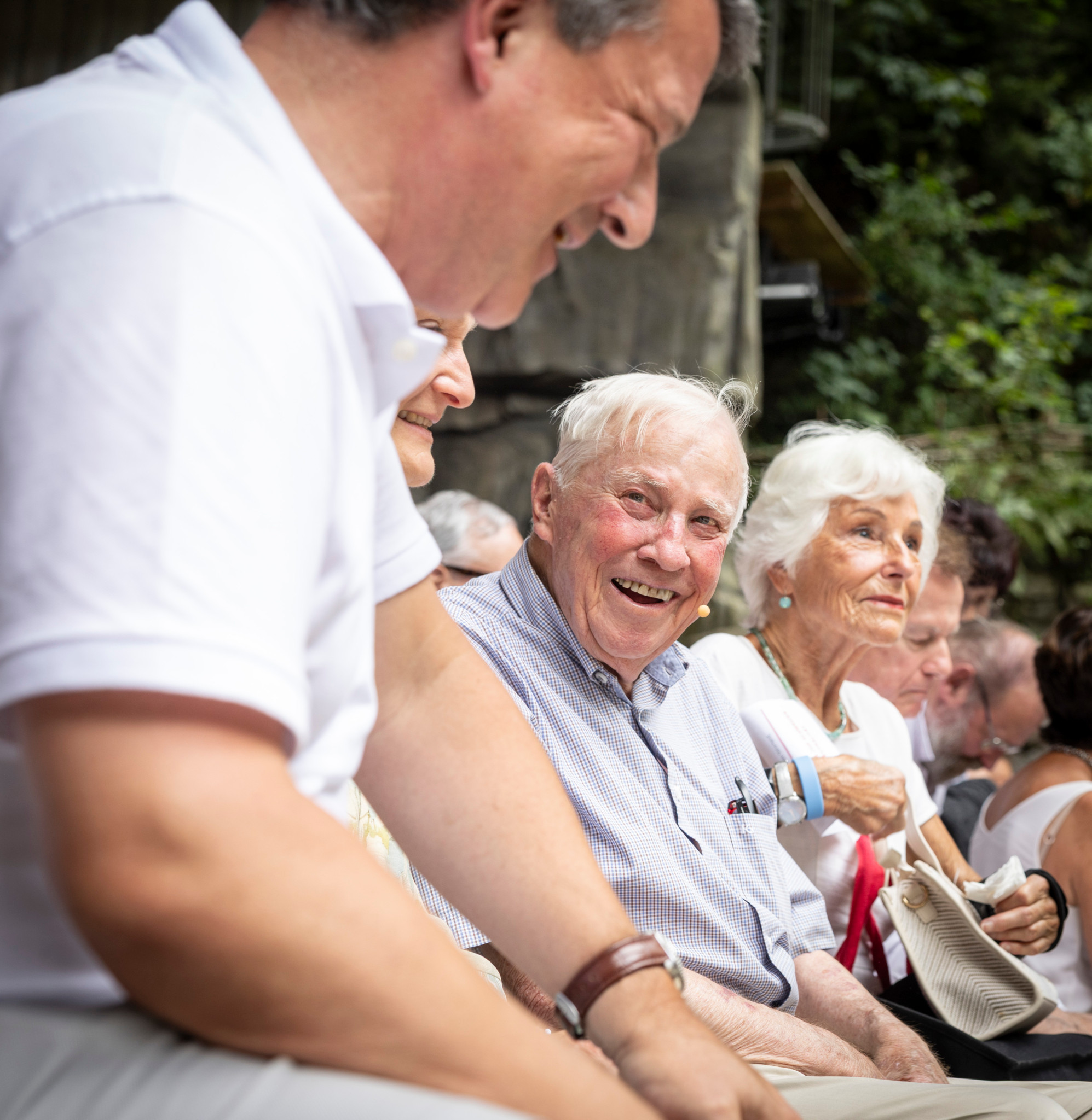 Christoph Blocher lacht beim Auftakt des Abstimmungskampfs zur Neutralitäts-Initiative auf dem Tellspiel-Areal in Matten bei Interlaken. Neben ihm sitzt Silvia Blocher.