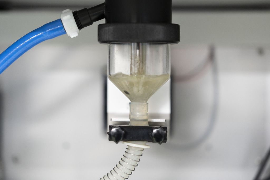 Une partie des échantillons des eaux usées était envoyée à l’Eawag à Duebendorf, où ils étaient analysés pour détecter la présence de coronavirus (photo d’archives).