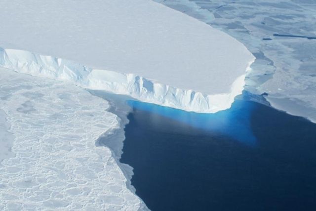 «Enfouie sous 800 mètres de glace en Antarctique gît une partie encore inexplorée de notre biosphère».