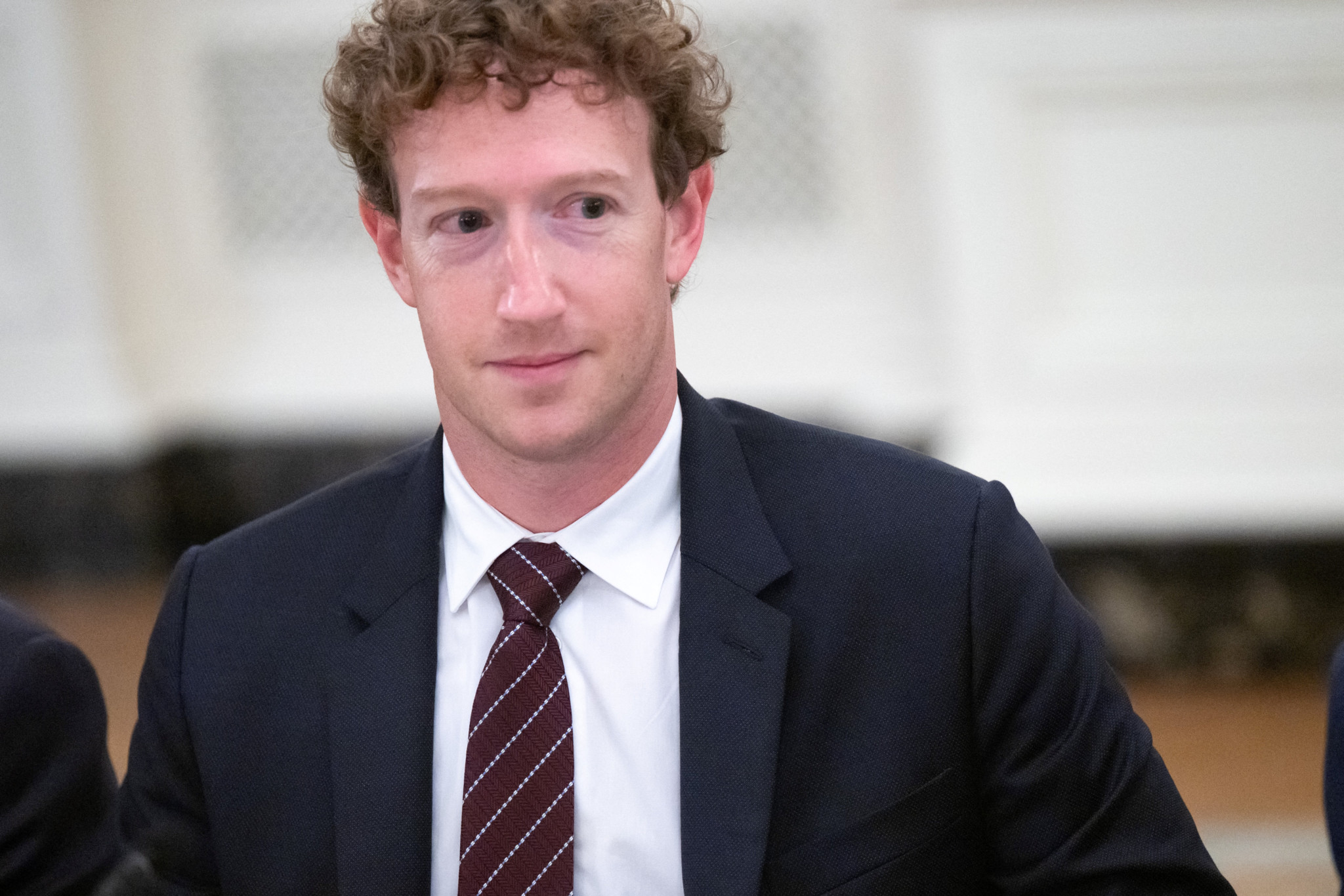 Mark Zuckerberg, PDG de Meta, en costume sombre et cravate rayée, lors d’un dîner à la Maison-Blanche, Washington D.C.