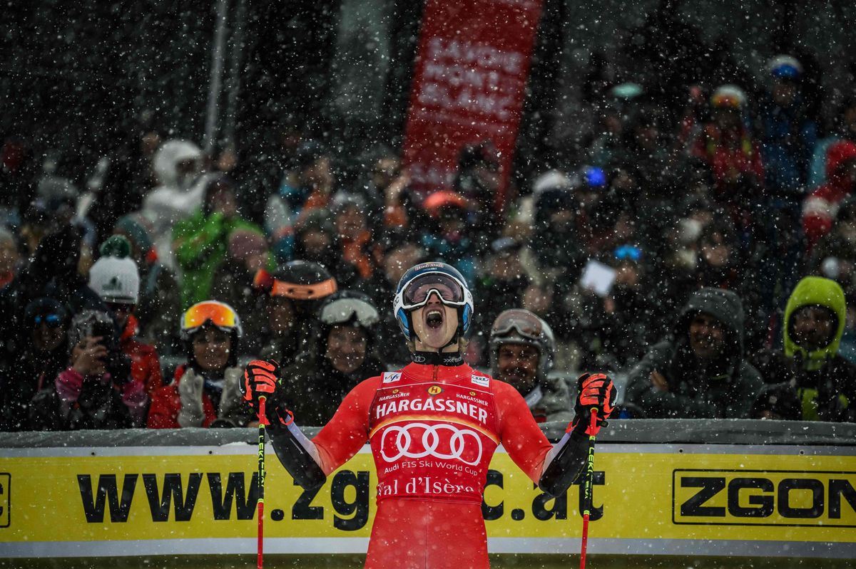 Sous les flocons à Val-d’Isère, Marco Odermatt a lancé son hiver 2023-2024 en s’imposant avec près d’une seconde d’avance sur son dauphin Marco Schwarz.