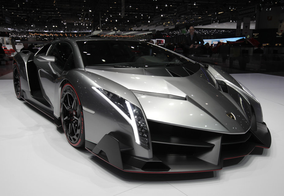 Et c'est une Lamborghini qui se retrouve avec le titre officieux de voiture la plus chère au monde: la Veneno coûte près de quatre millions de francs. Avec son V12 de 750 chevaux, elle passe de 0 à 100 km/h en 2,9 secondes.