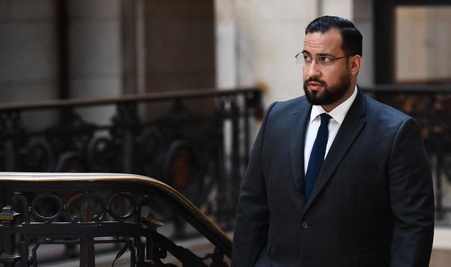 Benalla, qui vit aujourd’hui en Suisse et travaille dans le privé, n’a pas fait de déclaration en sortant de la salle d’audience.