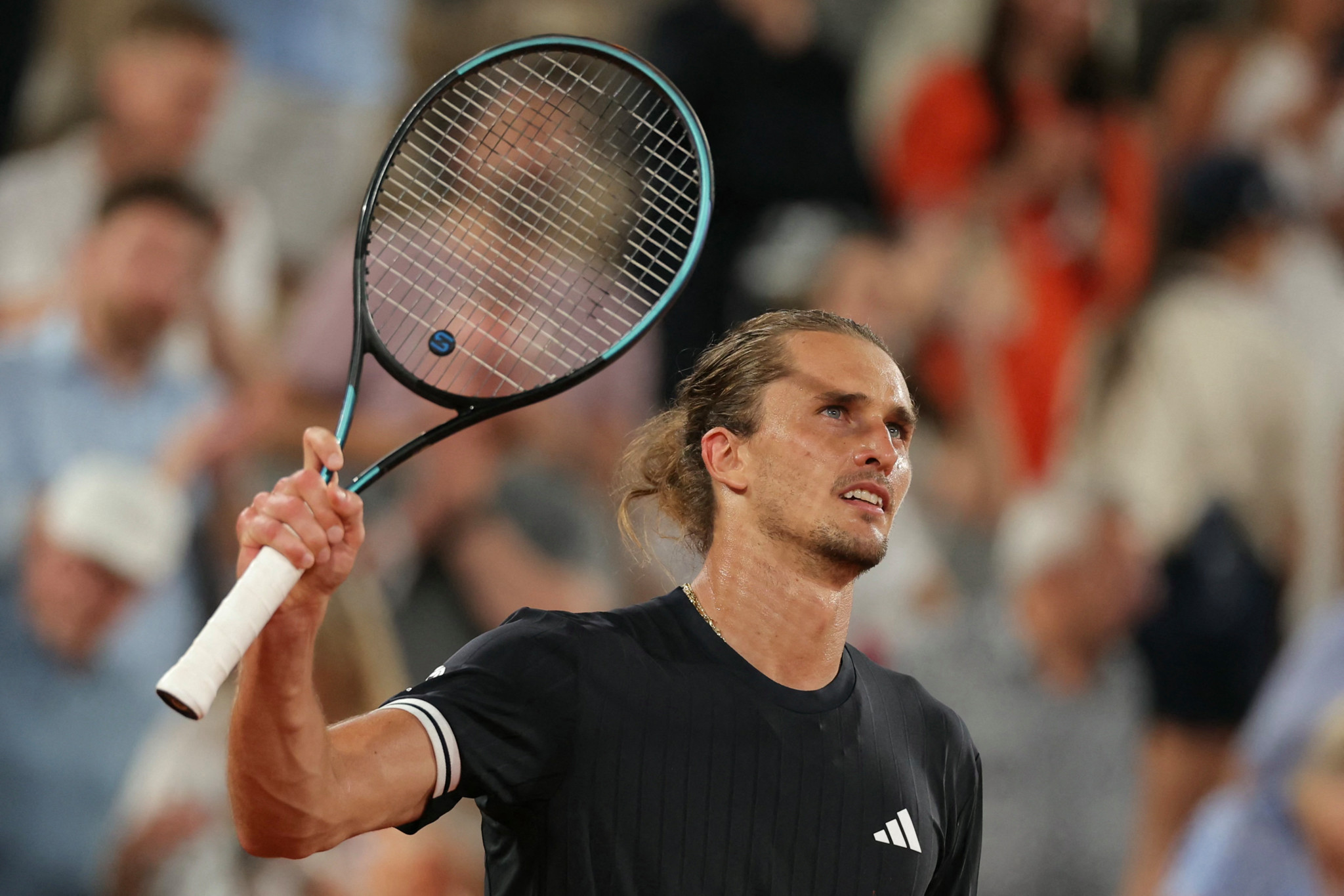 French Open: Sieg um 0.49 Uhr: Zverev nach Nachtschicht im Achtelfinal