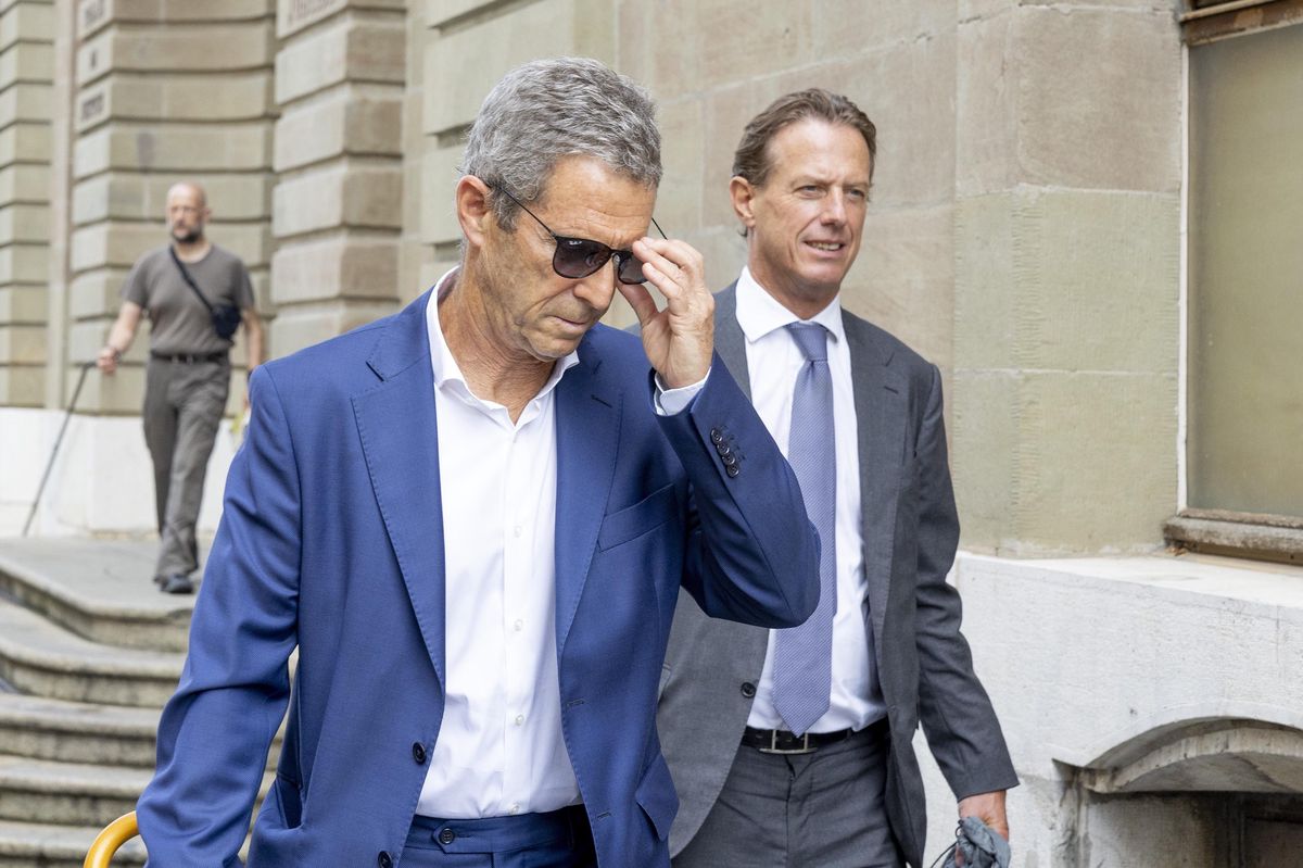 Israeli business man and diamond magnate Beny Steinmetz, left, with his lawyer Christian Luescher, right, leaves the courthouse in Geneva after the closing his trial in appeal corruption sentence linked to mining rights in Guinea, in Geneva, Switzerland, Tuesday, September 6, 2022. (KEYSTONE/Salvatore Di Nolfi)