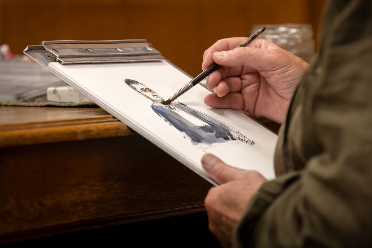 Patrick Tondeux au travail lors du concours d’art oratoire Michel Nançoz. Il faut dessiner les jeunes plaideurs en temps réel. Prouesse artistique. 