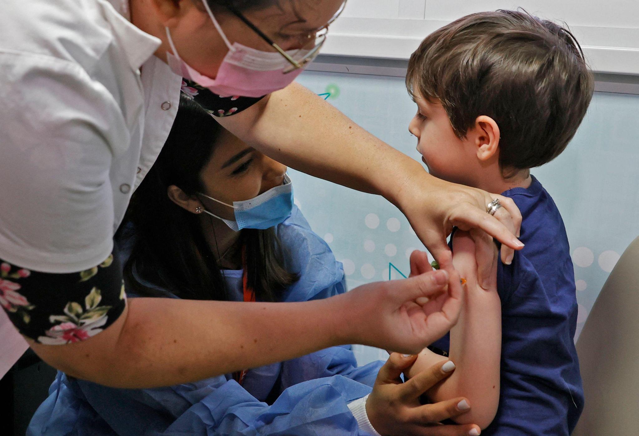 Une infirmière israélienne le vaccin de Pfizer/BioNTech contre le Covid-19 à garçon âgé de 5 ans, le 22 novembre dernier à Tel-Aviv. Cela sera bientôt possible en Suisse.