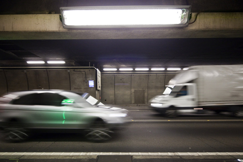 Erneuerung: Anfang August 2008 verkündete das Bundesamt für Strassen (Astra), dass der Tunnel im Zeitraum von 2018 bis 2020 saniert werden muss. Während 1000 Tagen sollen die 20'000 Fahrzeuge, die jeden Tag durch den Tunnel fahren, auf die Bahn verladen werden.