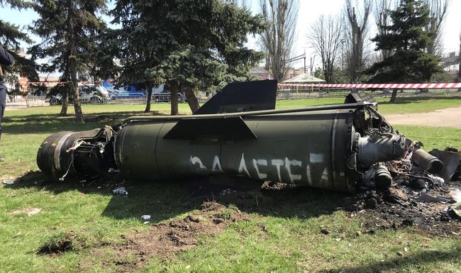 Sur le missile est tagué en russe, à la peinture blanche, «Pour nos enfants».