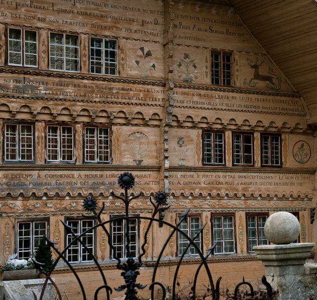 Le plus grand chalet de Suisse, connu pour avoir été la dernière demeure du peintre Balthus, mort en 2001, est un édifice protégé.