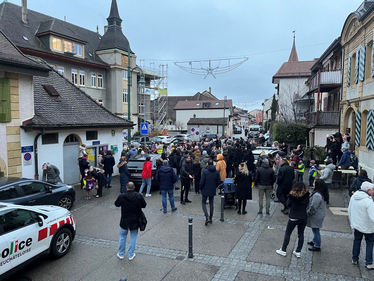 collège de Cortaillod,
Vers 16h30 vendredi, des parents soulagés ont pu récupérer leurs enfants à la sortie du collège, à la rue des Coteaux à Cortaillod
Photo: Servan Peca