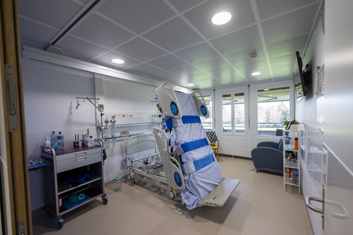 Une vue sur une chambre et un lit specialement equipee pour recevoir des patients gravement cerebrolesees, lors d'une presentation d'une nouveau lieu de soins et de sejour pour personne gravement cerebrolesees a l'hopital de Bellerive des HUG a Collonge-Bellerive pres de Geneve, ce jeudi 14 mars 2024. Les Hopitaux universitaires de Geneve ouvrent, un secteur de soins neurologiques prolonges compose de quatre chambres pour accueillir, sur le long terme, des personnes severement cerebrolesees. Cette structure est une premiere dans le Canton de Geneve. (KEYSTONE/Martial Trezzini)