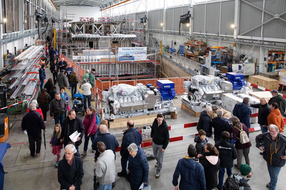 En cale sèche, le «Thonon-les-Bains», le deuxième Naviexpress, en pleine construction, a attiré la foule.