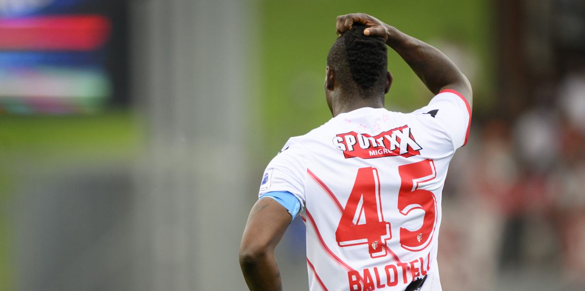 L'attaquant valaisan Mario Balotelli montre sa déception lors de la rencontre de Super League entre FC Sion et FC Winterthur, le 6 mai 2023 au stade de Tourbillon à Sion.