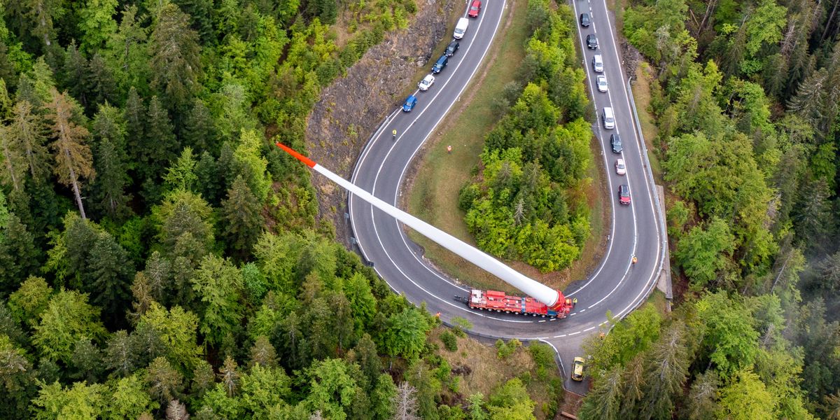 Les pales d’éoliennes du projet «Sur Grati» franchissent à 2 km/h les lacets jurassiens – 24 Heures