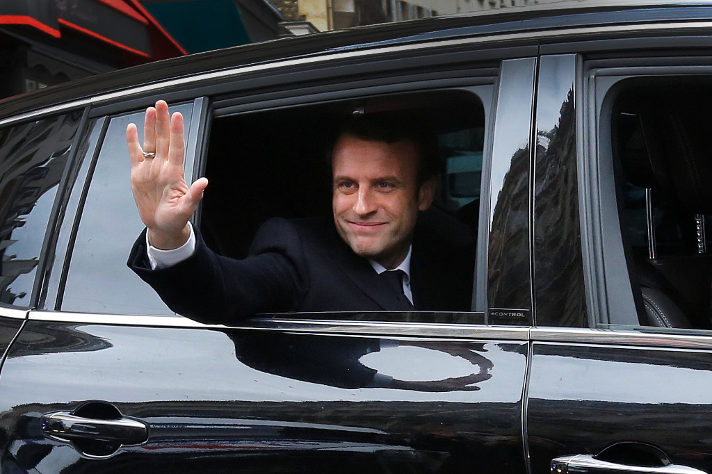 Emmanuel Macron contrôle ses futurs ministres et sème la confusion à droite