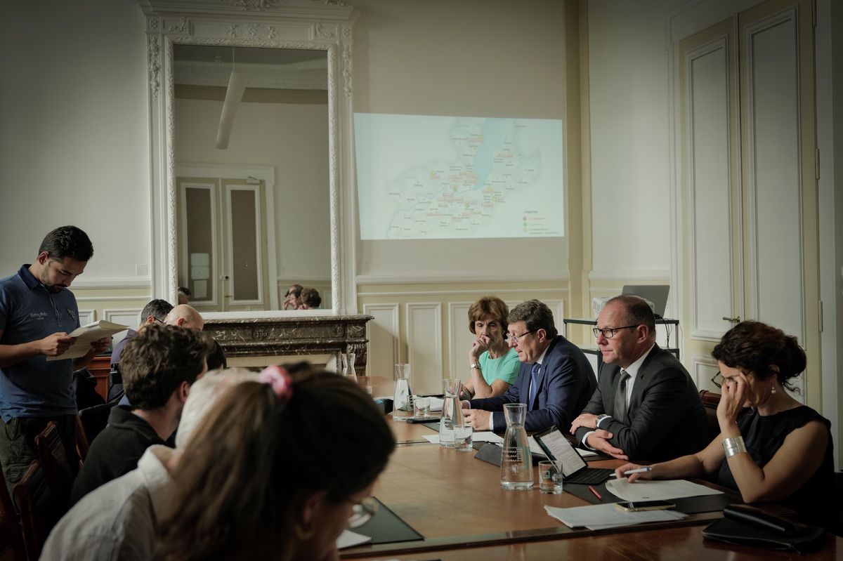 À Genève, les tarifs de l’électricité doivent être validés par le Conseil d’État. Mauro Poggia, son président, les a présentés mercredi lors du point presse du gouvernement en compagnie de ses collègues Anne Emery-Torracinta, et Serge Dal Busco, ainsi que de la chancelière d’État Michèle Righetti.