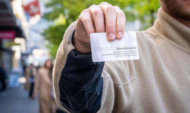 Wer heute seine Organe spenden will, der muss das zu Lebzeiten, zum Beispiel mit einem Organspender-Ausweis, festhalten.