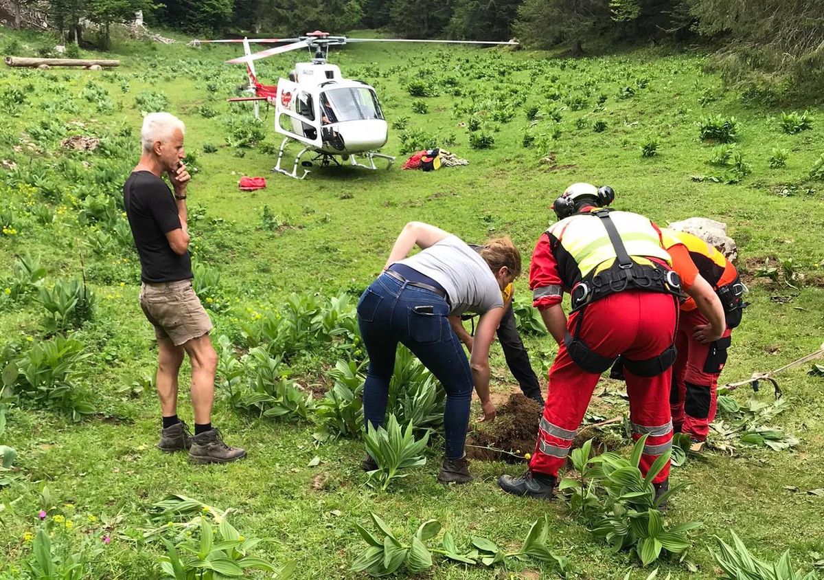 Serge Melly, à gauche, était très inquiet pour sa vache Mouette, tombée samedi dans un trou sur l’alpage de la Combe-Grasse. Un hélicoptère est intervenu pour essayer de l’en extraire.