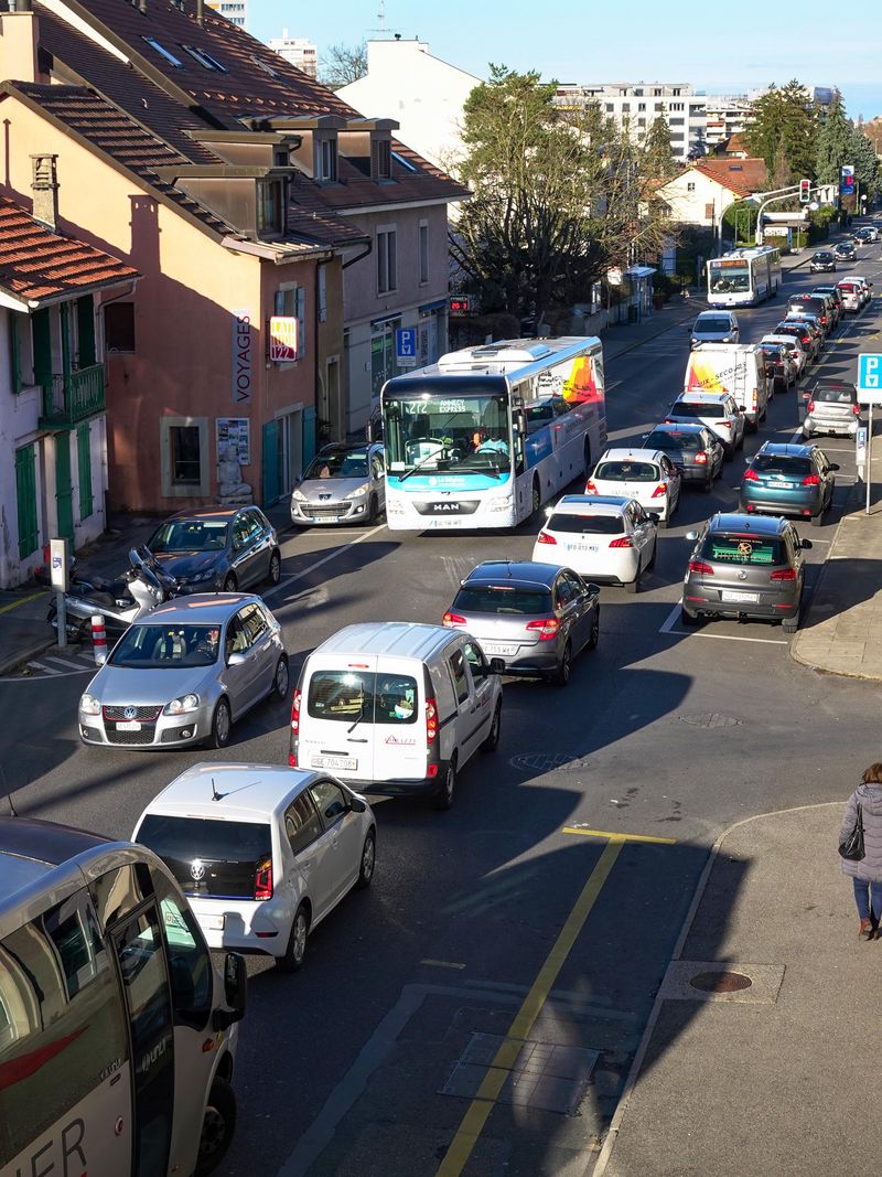 Plan-les-Ouates, le 23/03/2023 - Circulation routière route de Saint Julien à Plan-les-Ouates.