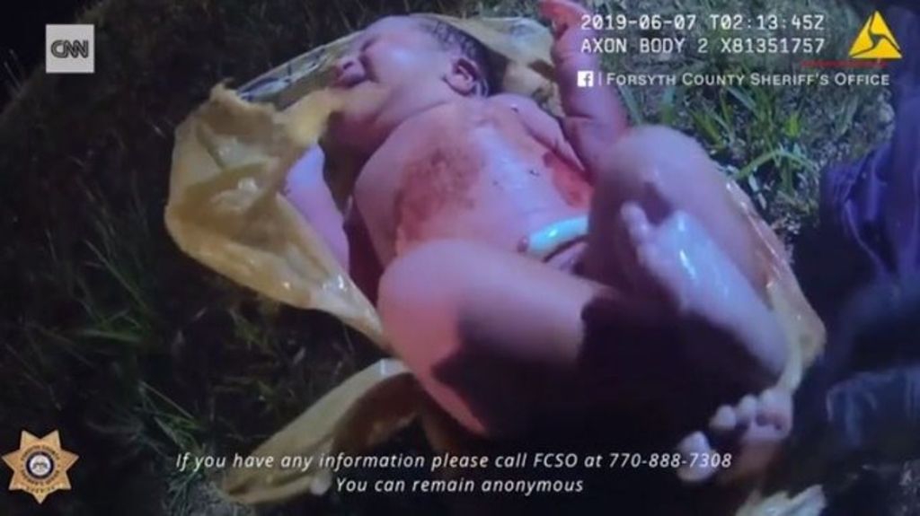 La police filme un bébé abandonné dans un sac