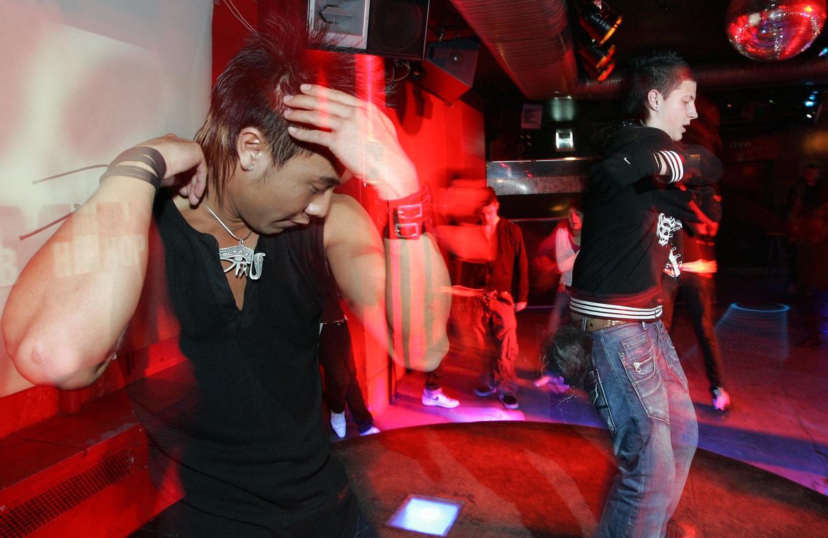 Danseurs de tecktonik au Loft Club à Lausanne, pendant une performance du Team Stellektro, 30 décembre 2007.