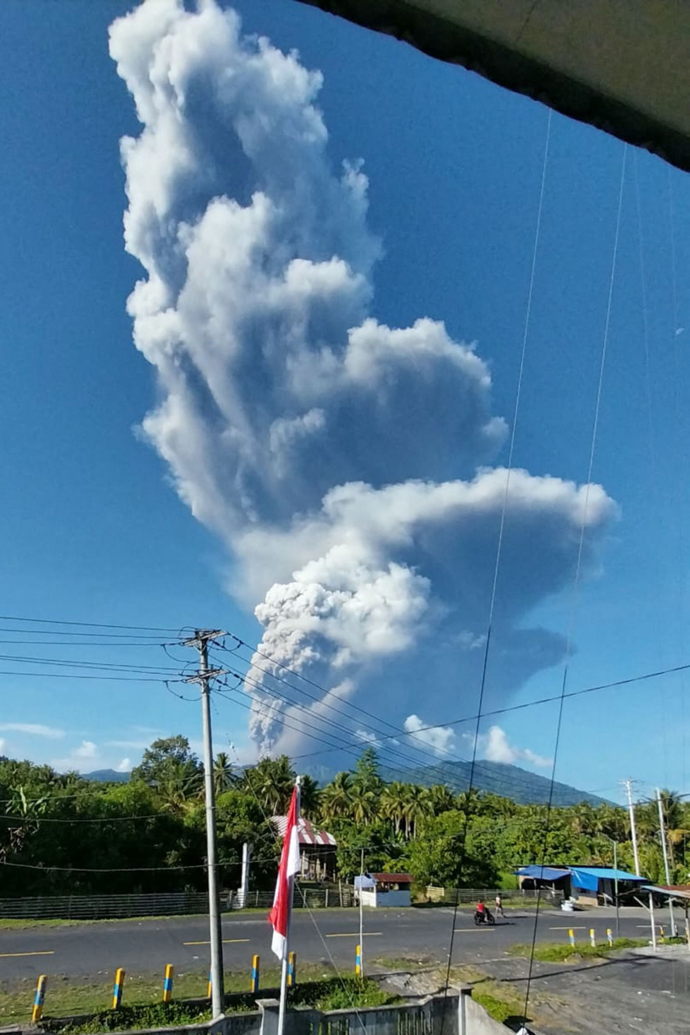 Ausbruch in Indonesien: Vulkan spuckt Aschewolke zehn Kilometer hoch – Bergsteiger tot