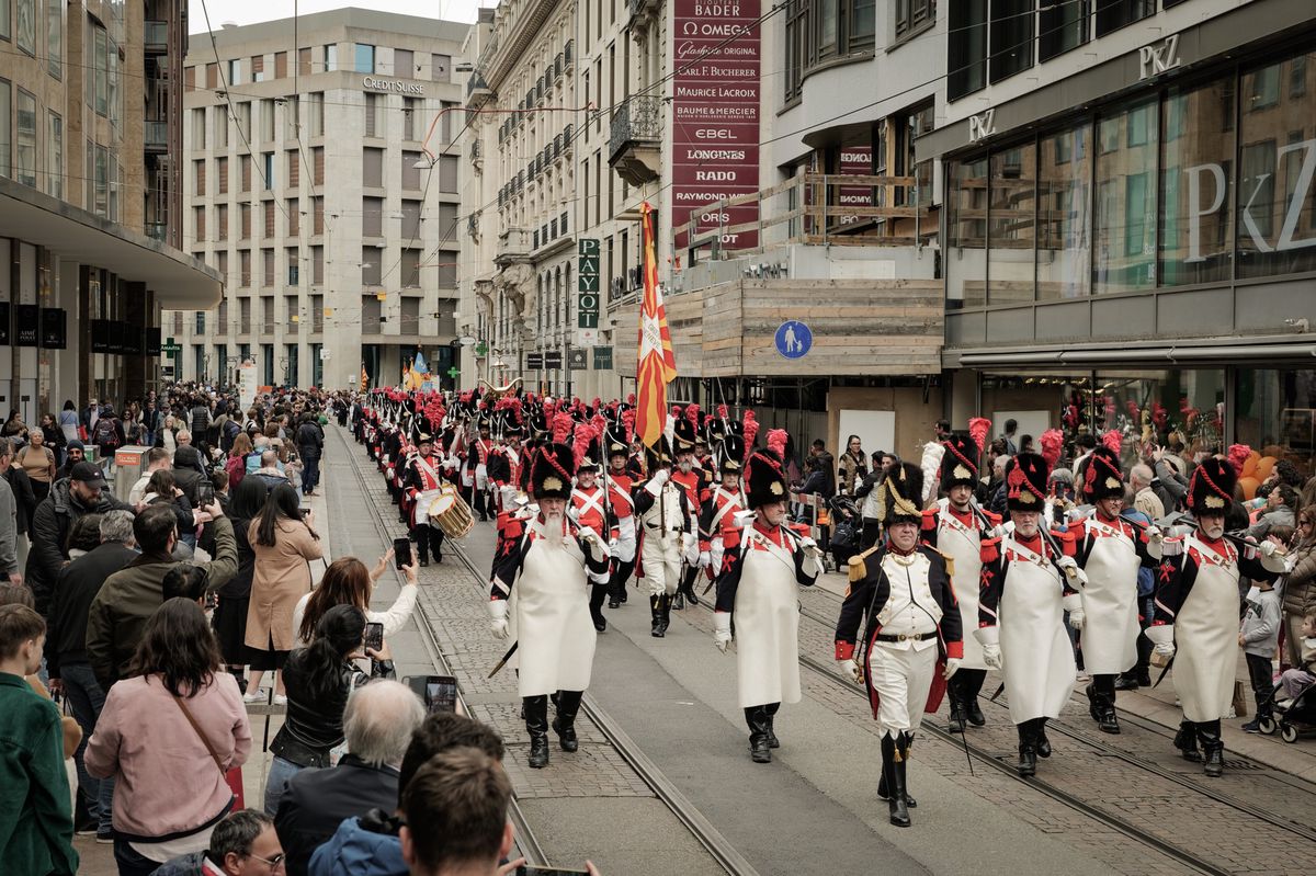 Genève, le 4 mai 2024. Les Vieux-Grenadiers défilent samedi à Genève. Quelque 800 personnes en uniforme, dont 80 à cheval, paradent à l’occasion du 275e anniversaire de la société. Grand succés populaire lors de ce défilé sur le bitume genevois. Dans les rues Basses.
