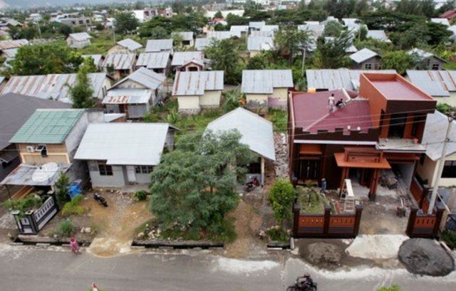 Pour la plupart des bénéficiaires de l'aide suisse, la reconstruction de leurs maisons a constitué le point de départ décisif de l'amélioration de leur situation (En photo un village en Indonésie).