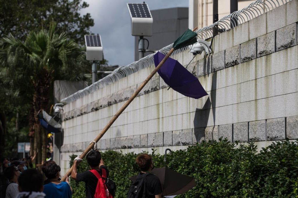 Hong Kong: les manifestants bloquent la police