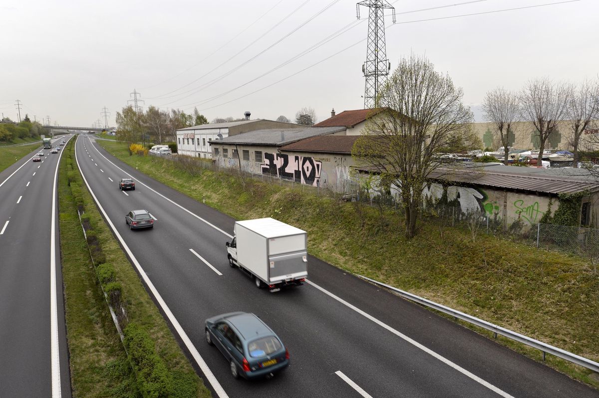 Les bâtiments situés à côté de l’A1 seront démolis, pour permettre de rapprocher la bretelle de l’autoroute.