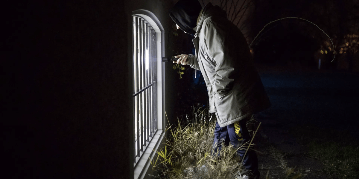 Ungeschickte-Ganoven-in-Deutschland-Einbrecher-haben-zu-laut-gefl-stert-Einwohnerin-erwischt-sie-in-flagranti
