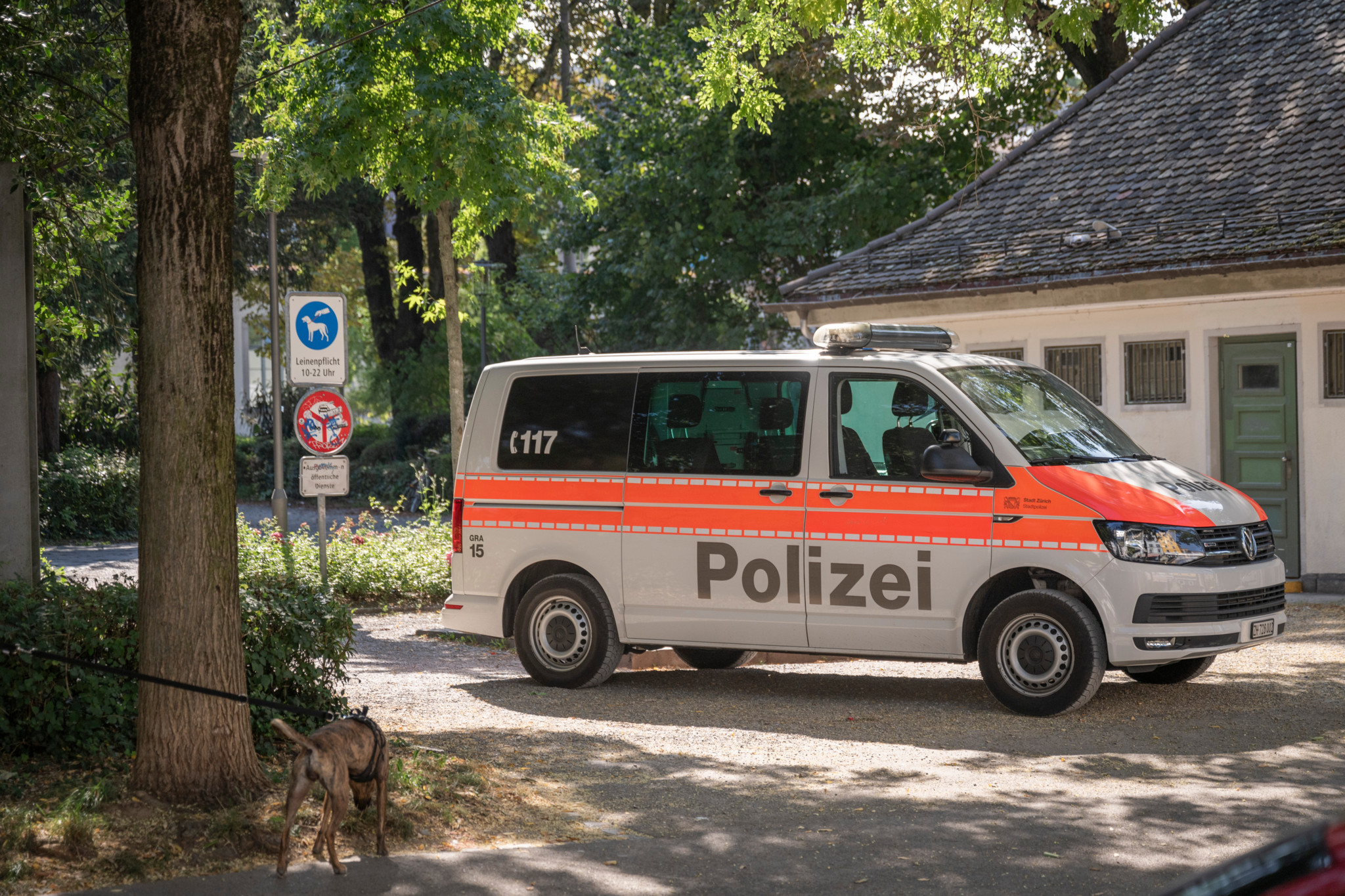 Stadtpolizei Zürich im Einsatz: Mann nach Auseinandersetzung im Kreis 10 verletzt
